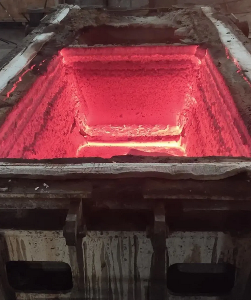 道組織相關人員優化生產工藝,采用抗水化鎂鈣砂及優質大結晶電熔鎂砂